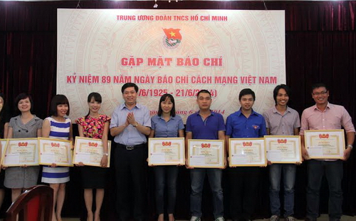 Đồng chí Nguyễn Long Hải trao bằng khen cho 10 cá nhân xuất sắc